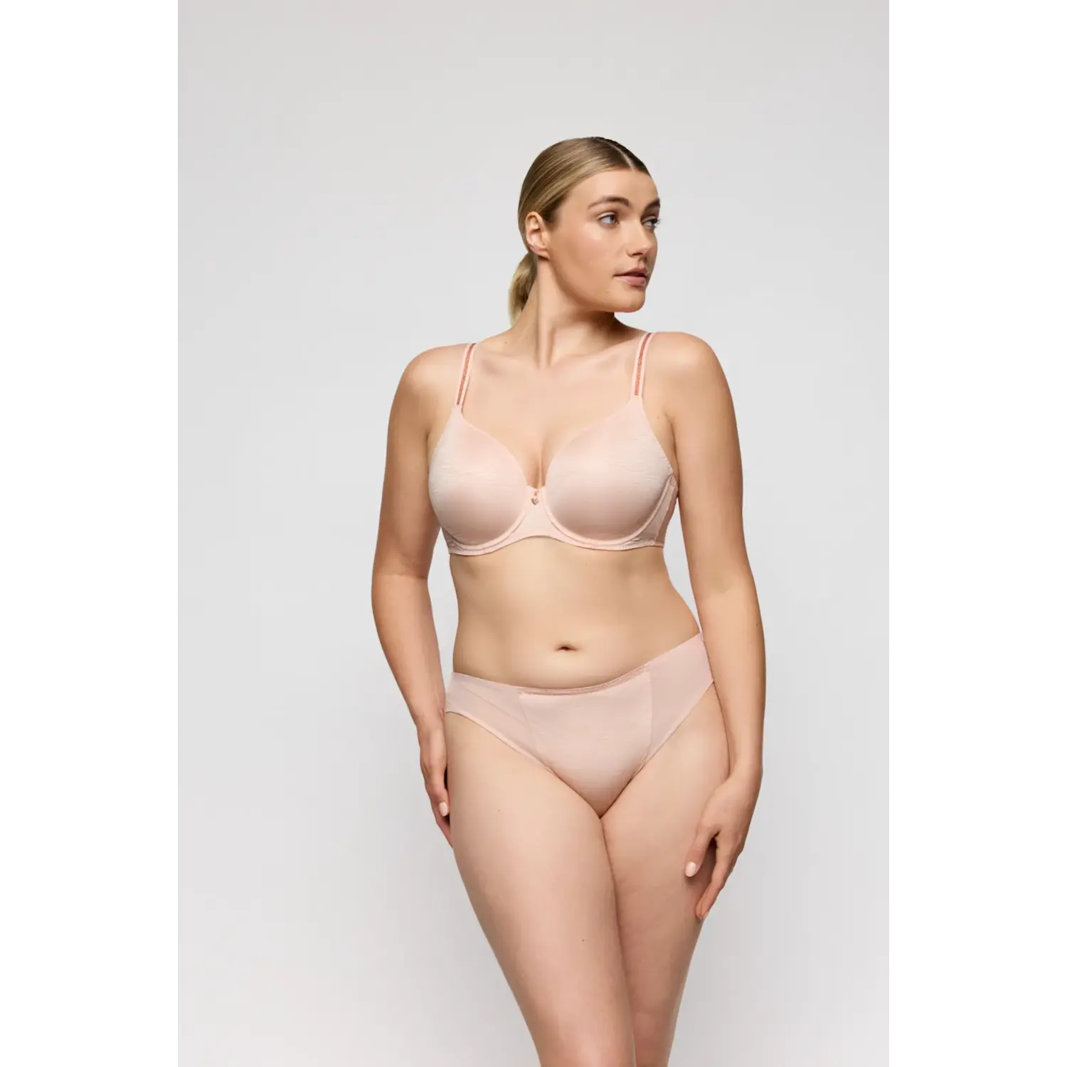 ter_mull_ondermode_0242520-pep__primadonna_twist-lingerie-padded_bra-briana-roze_sfeer_big_image.webp